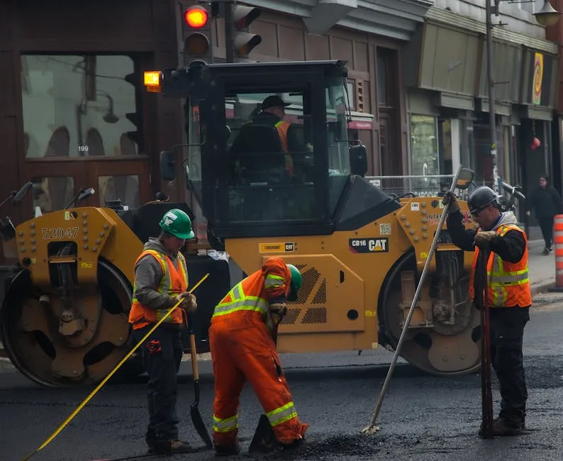 Équipe de chantier coordonnée par contremaître, machinerie et travailleurs en action